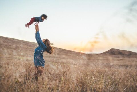 mãe jogando uma criança para cima